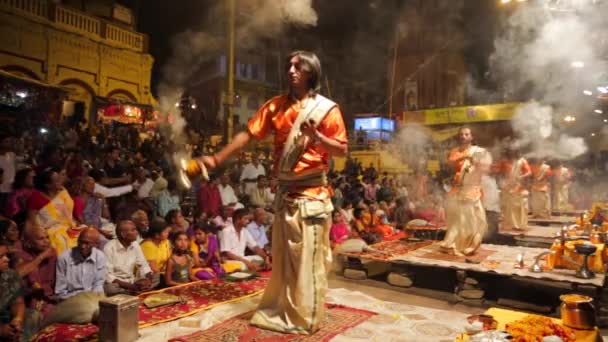 Ganga aarti ritual (Feuer puja) — Stockvideo