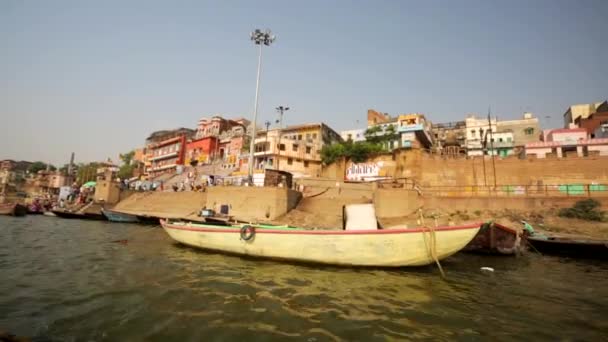 Rzeka Ganges z łodzi i święte Ghaty. — Wideo stockowe