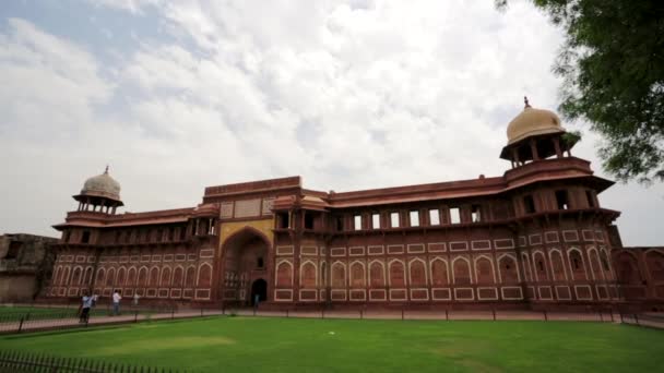 Tourists visit the Agra Fort. — Stock Video
