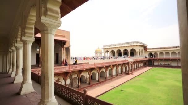 Los turistas visitan el Fuerte Agra . — Vídeo de stock