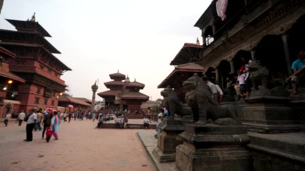 Mensen in het beroemde Durbar Square — Stockvideo