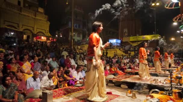 Ganga Aarti ritual (fire puja) — Stock Video