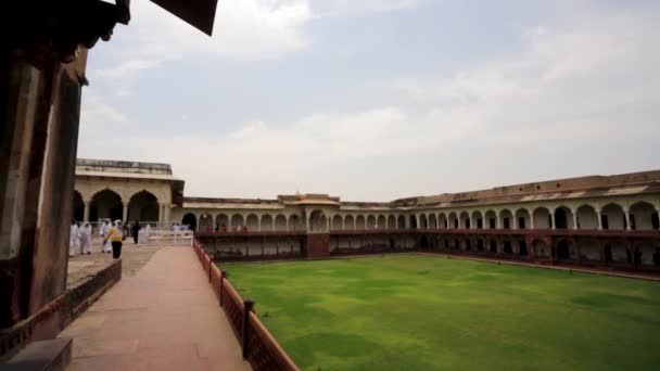 Los turistas visitan el Fuerte Agra . — Vídeo de stock