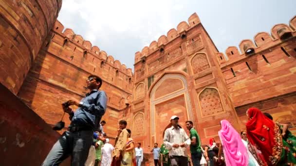 Los turistas visitan el Fuerte Agra . — Vídeo de stock