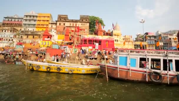 Ganges rivier met de boten en heilige ghats. — Stockvideo