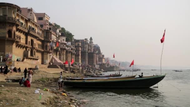 Ganges rivier met de boten en heilige ghats. — Stockvideo