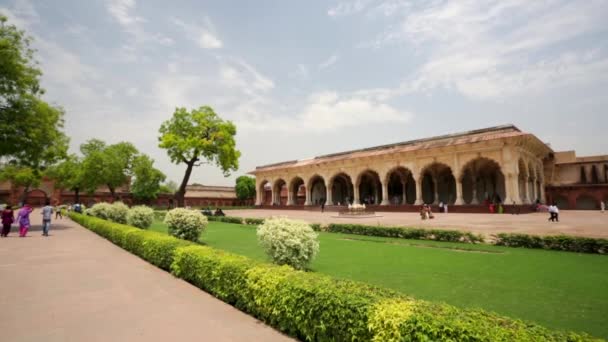 Turisté navštěvují Agra Fort. — Stock video