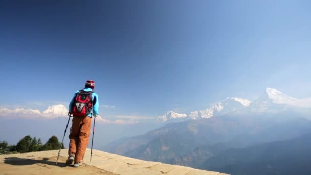 Trekker disfrutando de una hermosa vista — Vídeo de stock