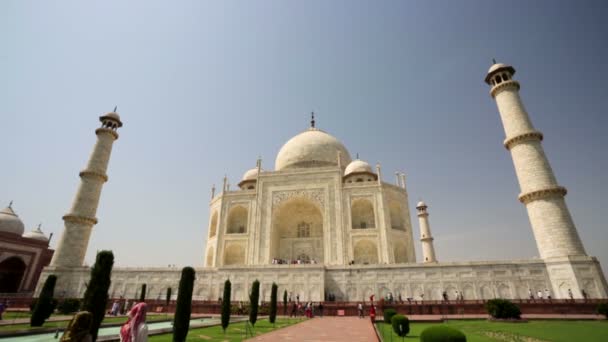 Lidé navštěvující Taj Mahal. — Stock video