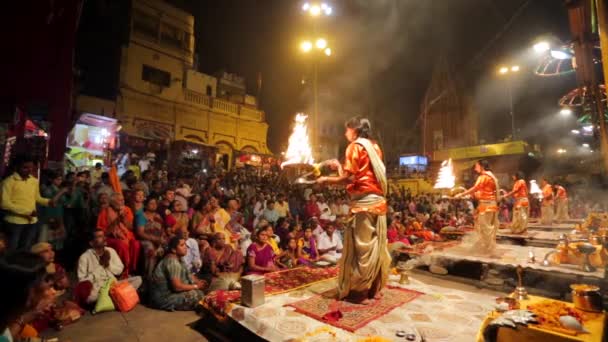 Ganga aarti ayin (yangın puja) — Stok video