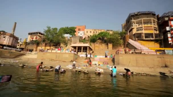 Indian people wash clothes in river — Stock Video