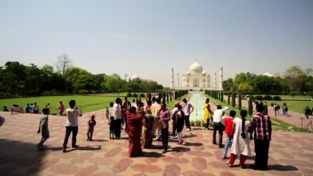 People visiting the Taj Mahal. — Stock Video