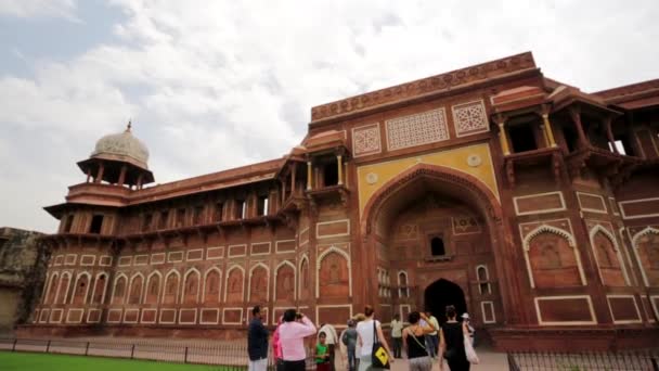 Turister besöka Agra fortet. — Stockvideo