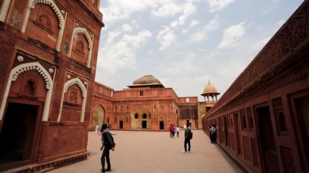 Los turistas visitan el Fuerte Agra . — Vídeo de stock