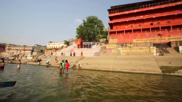 Ganj Nehri tekneleri ve kutsal ghats ile. — Stok video