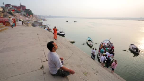 Rzeka Ganges z łodzi i święte Ghaty. — Wideo stockowe