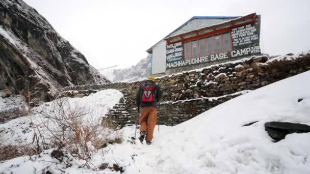 Senderismo en montañas del Himalaya — Vídeo de stock