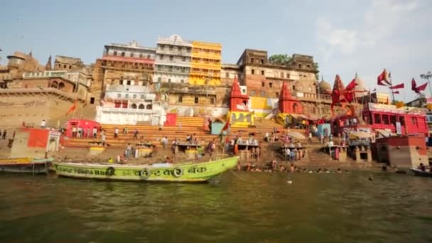 Ganges rivier met de boten en heilige ghats. — Stockvideo