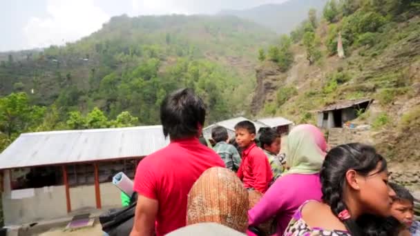 İnsanlarla bir otobüs bir çatı üzerinde yolculuk — Stok video