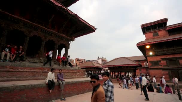 Människor på berömda Durbar Square — Stockvideo