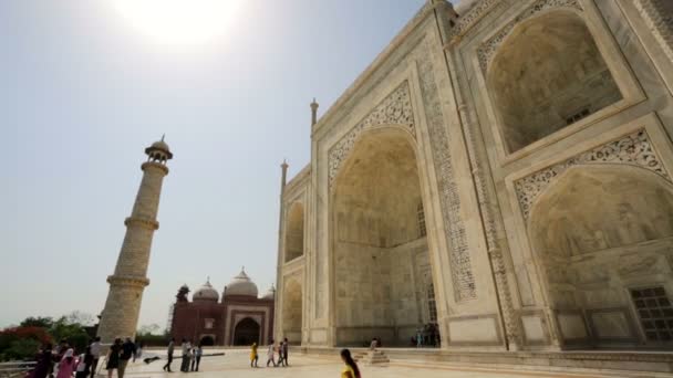 People visiting the Taj Mahal. — Stock Video