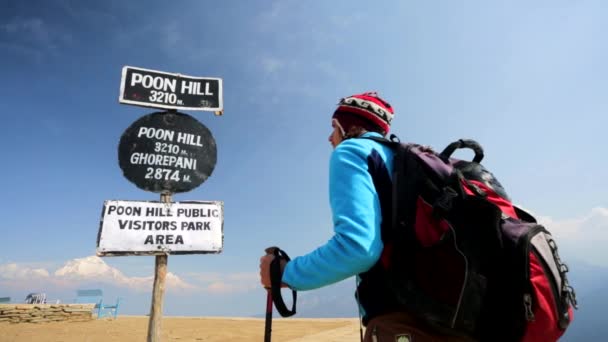 Trekker reaching Poon hill — Stockvideo