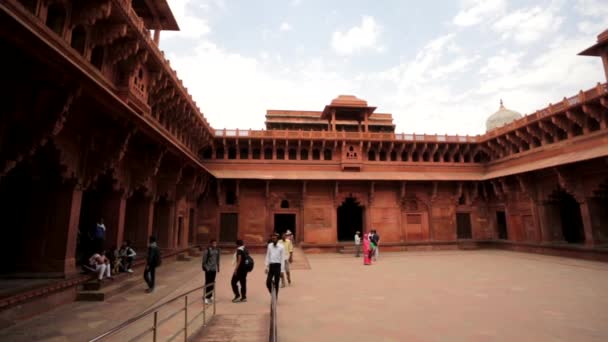 Los turistas visitan el Fuerte Agra . — Vídeo de stock