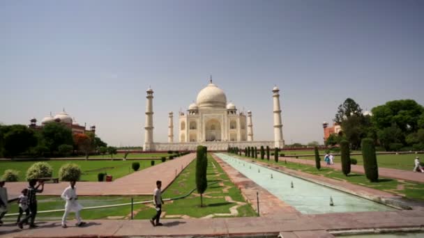 Pessoas que visitam o Taj Mahal . — Vídeo de Stock