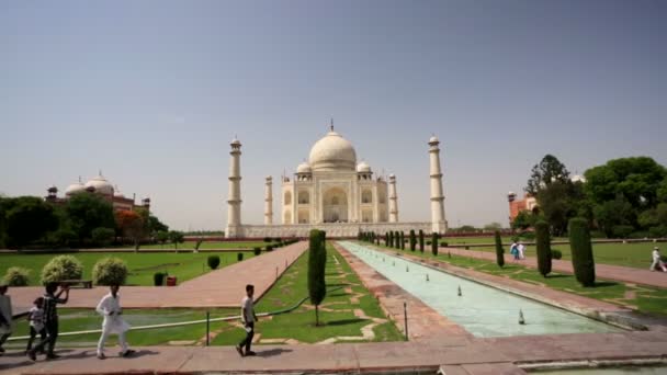 People visiting the Taj Mahal. — Stock Video