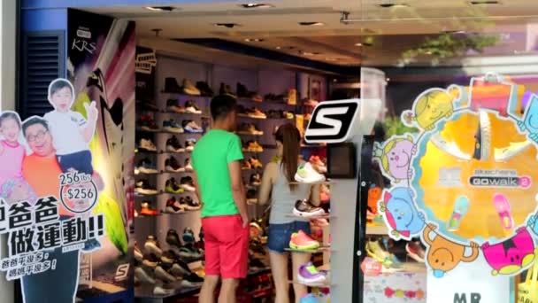 Tienda de skechers en Hong Kong — Vídeo de stock