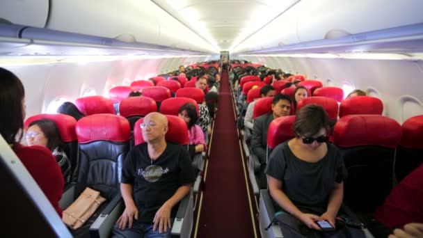 Az emberek belül a repülőgép — Stock videók