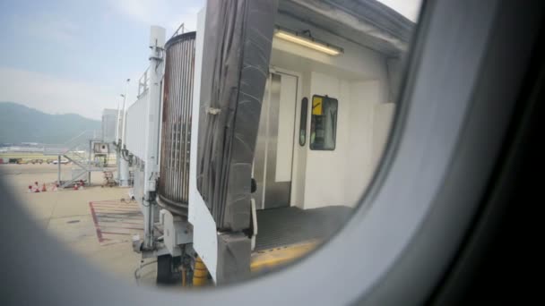 Gangway anexar ao avião chegou — Vídeo de Stock