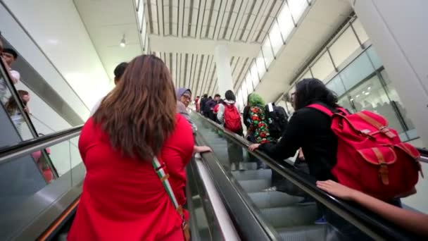 People on escalator — Stock Video