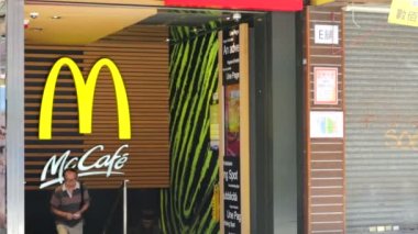 İnsanlar McCafe ziyaret