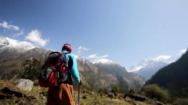 Himalaya dağlarında hiking adam