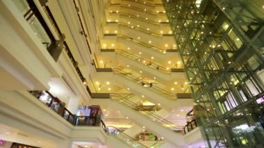 Alışveriş kompleksi içinde yürüyen merdiven