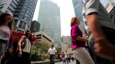 Raffles yerde insanlar