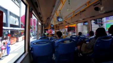 Otobüs iç bir yolcu ile