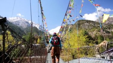 Köprüde geçiş backpacker