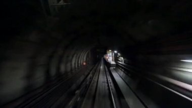 LRT tren platformu üzerinde gelen