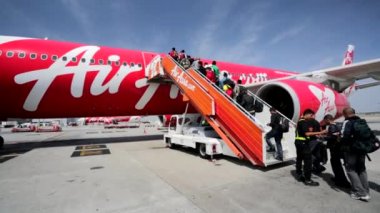 Air Asia uçağa binmeden yolcu