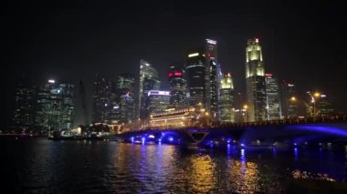 Singapur gökyüzü geceleri.