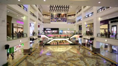 Berjaya Time Square insanlara