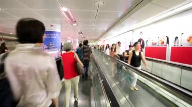 İnsanlar yürüyen merdiven üzerinde