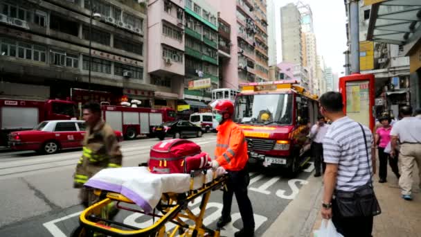 Trabajadores cerca del accidente de incendio — Vídeos de Stock