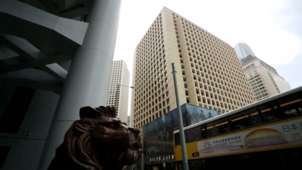 Lion near the HSBC building — Stock Video