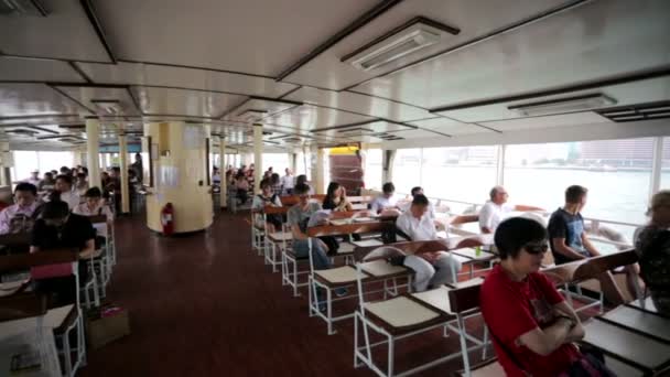 Άτομα στον εσωτερικό χώρο πλοίο Hong Kong — Αρχείο Βίντεο