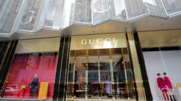 Gucci store in business district — Stock Video