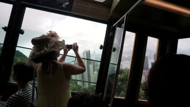 Hong Kong'daki tepe tren — Stok video