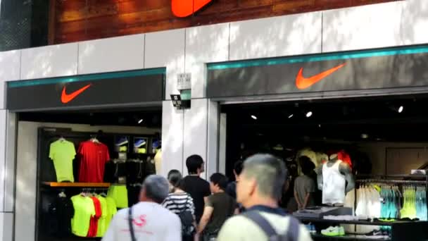 Άνθρωποι επισκέπτονται Nike κατάστημα — Αρχείο Βίντεο